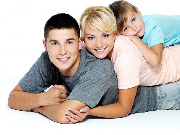 Foto gratuita retrato de una familia joven feliz