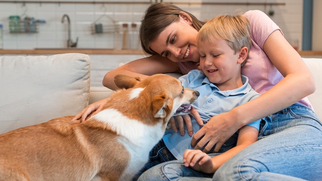 Retrato de familia jugando con lindo perro