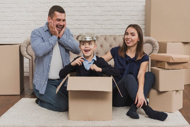 Retrato de familia juntos en casa