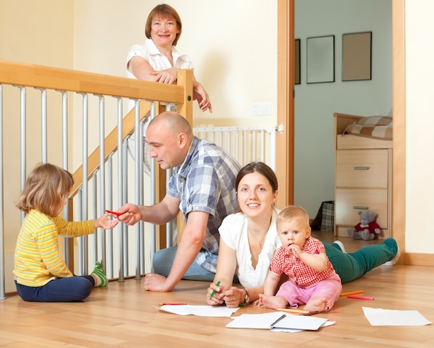 Retrato de familia multigeneracional feliz con pequeños niños comunicarse