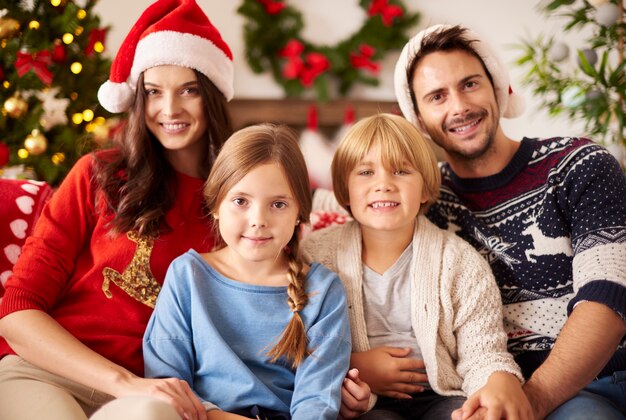 Retrato de familia durante la Navidad