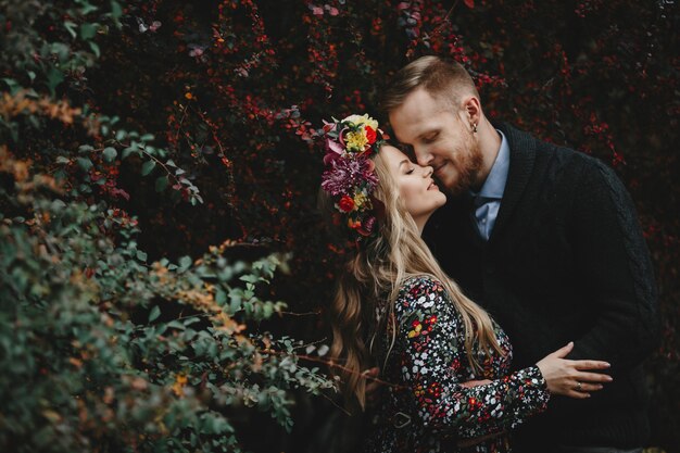 Retrato de familia, pareja expactante. Hombre abraza tierna embarazada woma