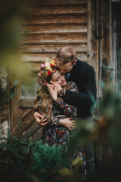 Retrato de familia, pareja expactante. Hombre abraza tierna embarazada woma