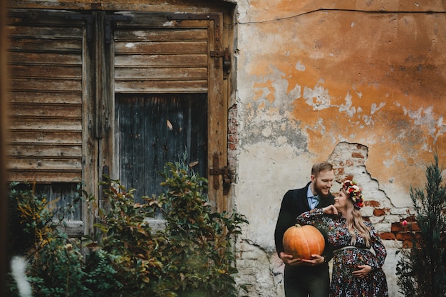 Retrato de familia, pareja expactante. Hombre abraza tierna embarazada woma