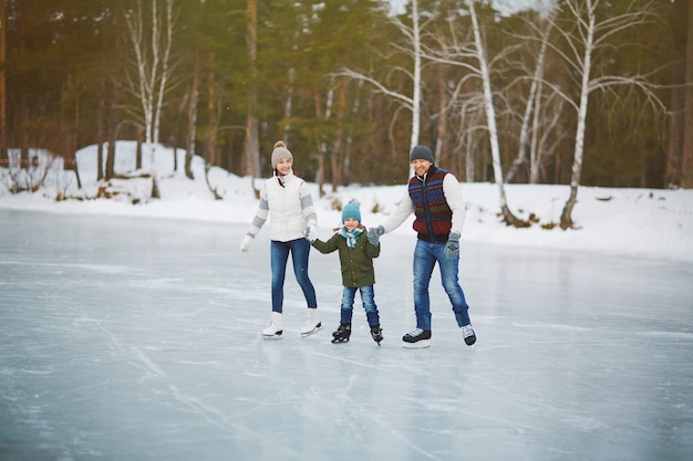Retrato de familia en pista de patinaje