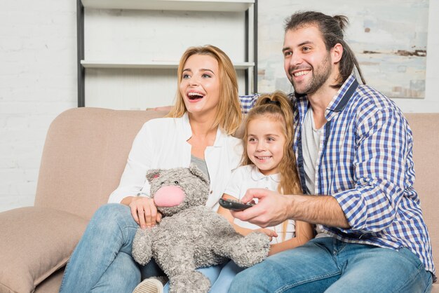 Retrato familiar en el sofá con oso de peluche