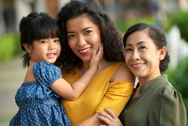 Retrato familiar de tres generaciones de mujeres