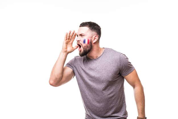 Retrato de fanático del fútbol de Francia grito laud apoyo a la selección de Francia sobre fondo blanco. Concepto de aficionados al fútbol.