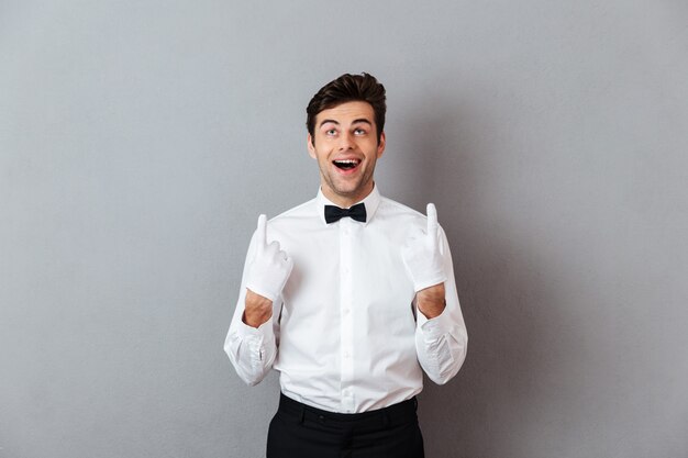 Retrato de un feliz alegre camarero masculino