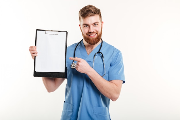 Retrato de feliz amigable joven médico o una enfermera