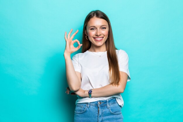 Retrato feliz asiática hermosa mujer joven de pie sonriendo mostrando signo bien de la mano