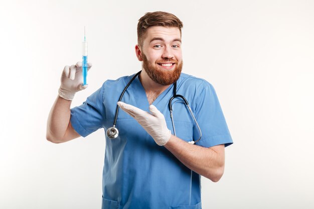 Retrato de un feliz atractivo médico o enfermera