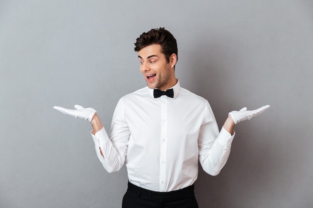 Foto gratuita retrato de un feliz camarero masculino emocionado