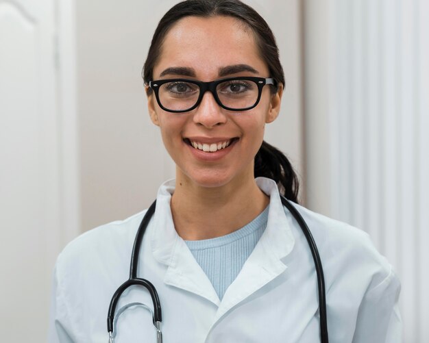 Retrato de feliz doctor con gafas