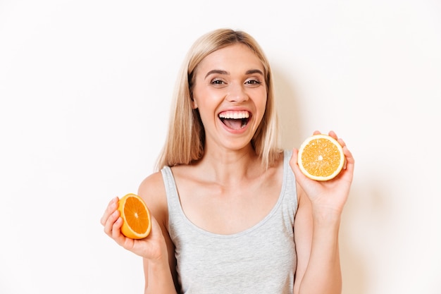 Foto gratuita retrato de una feliz emocionada en ropa interior