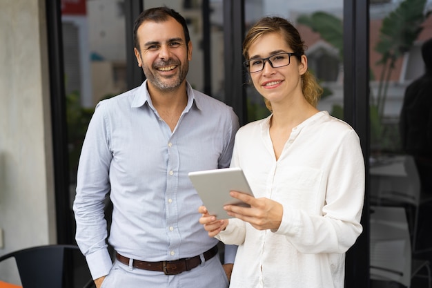 Retrato de feliz empresario adulto medio y joven empresaria