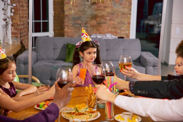 Retrato de feliz familia multiétnica celebrando un cumpleaños en casa