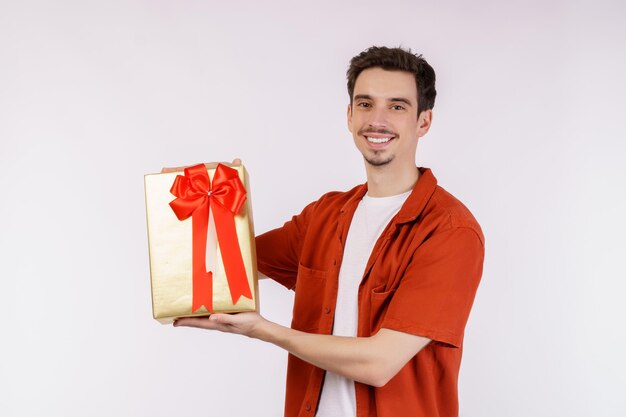 retrato, de, feliz, joven, caucásico, hombre, actuación, presente, caja, y, mirar cámara del juez, aislado, encima, fondo blanco