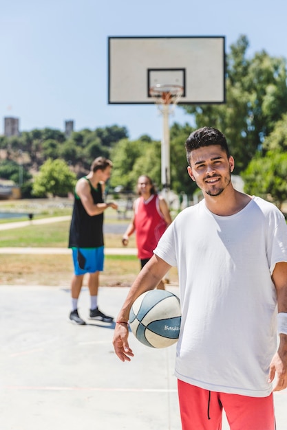 Retrato de feliz joven jugador de baloncesto