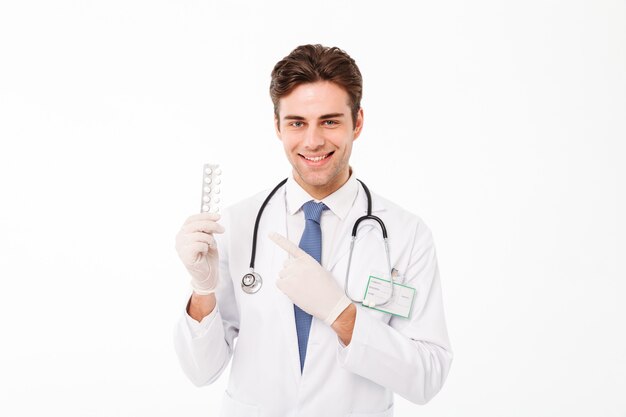 Retrato de un feliz joven médico masculino con estetoscopio