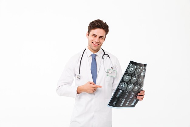 Retrato de un feliz joven médico masculino