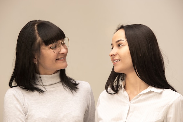 Un retrato de una feliz madre e hija