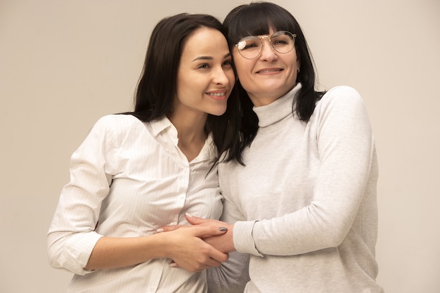 Foto gratuita un retrato de una feliz madre e hija