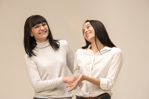 Un retrato de una feliz madre e hija