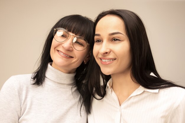 Un retrato de una feliz madre e hija