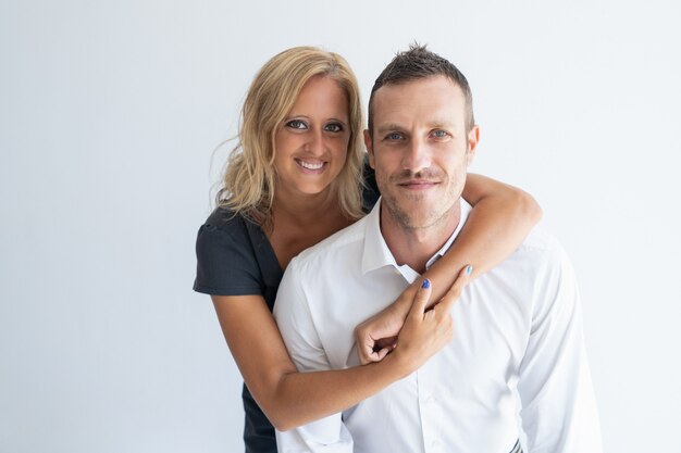 Retrato de feliz mediados de adultos de raza caucásica pareja sonriendo a la cámara.