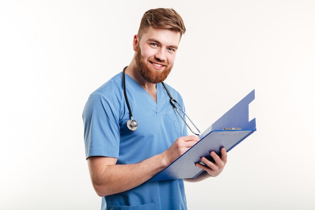 Retrato de un feliz médico o enfermera sonriente con estetoscopio