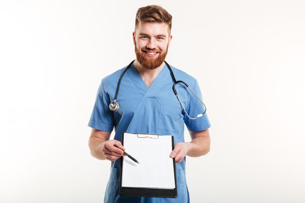 Retrato de un feliz médico o enfermero médico señalando