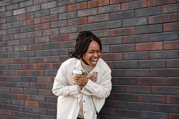 retrato, de, feliz, mujer joven