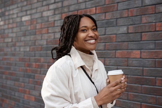 retrato, de, feliz, mujer joven