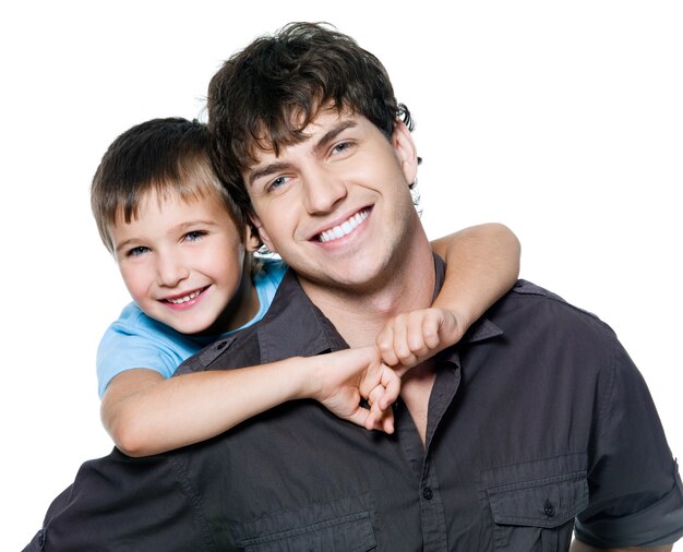 Retrato de feliz padre e hijo. Aislado en blanco