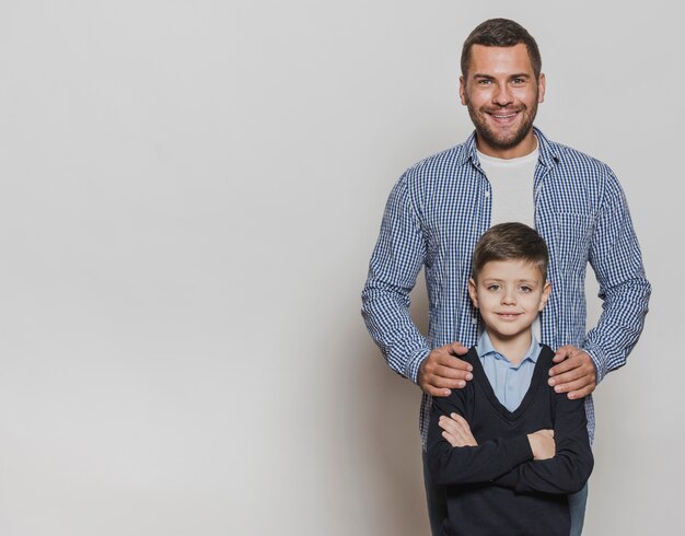 Retrato de feliz padre e hijo