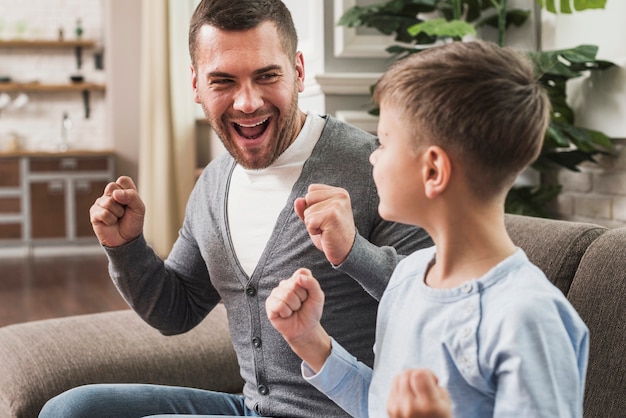 Foto gratuita retrato de feliz padre e hijo