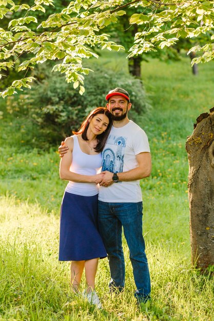 Retrato de la feliz pareja abrazándose en el jardín