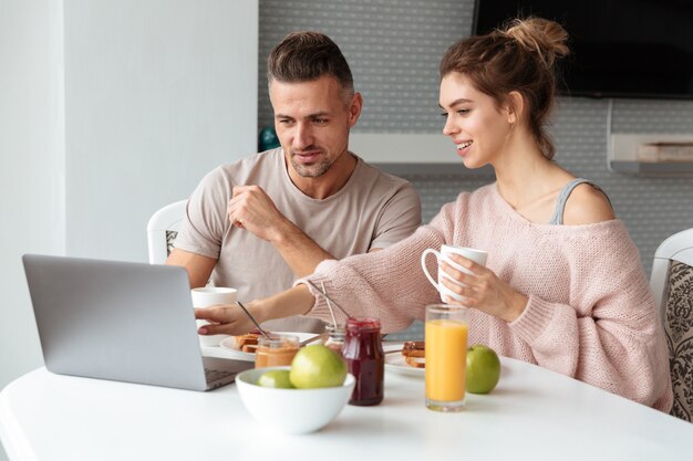 Retrato de una feliz pareja amorosa desayunando