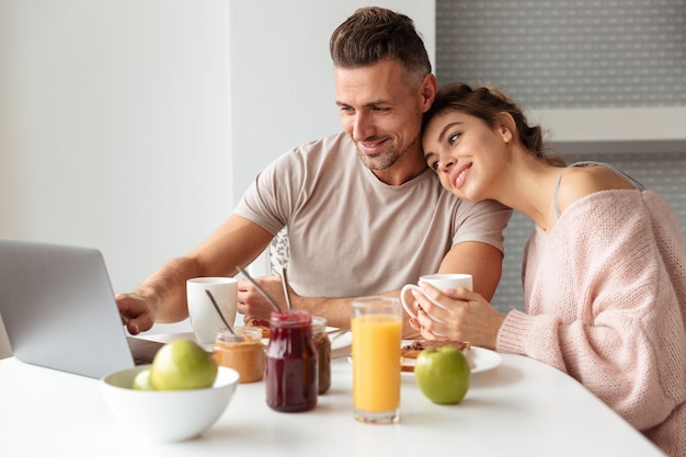 Retrato de una feliz pareja amorosa desayunando