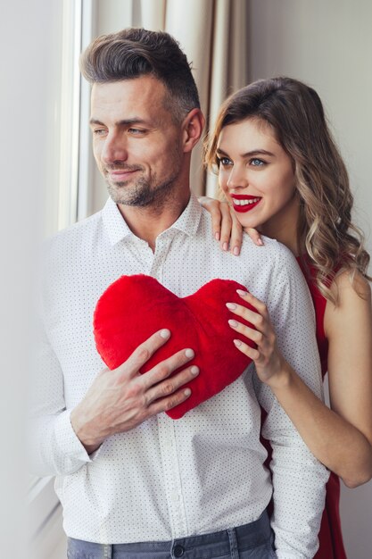 Retrato de una feliz pareja amorosa elegante vestido abrazos