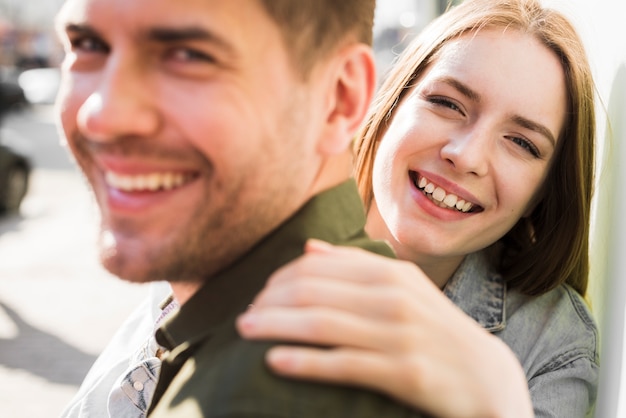 Foto gratuita retrato de la feliz pareja amorosa joven en la calle