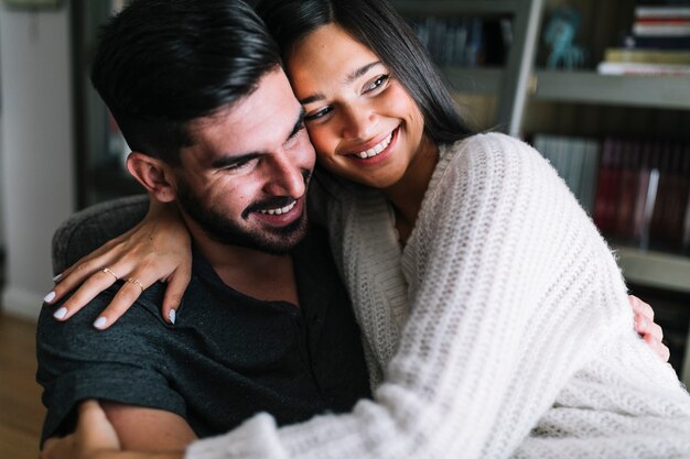 Retrato de feliz pareja amorosa joven