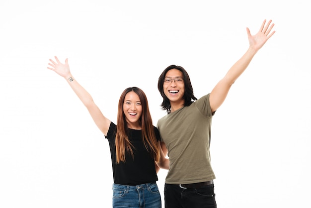 Retrato de una feliz pareja asiática alegre de pie