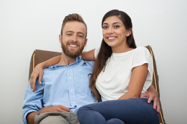 Retrato de la feliz pareja casada sentada en autocar