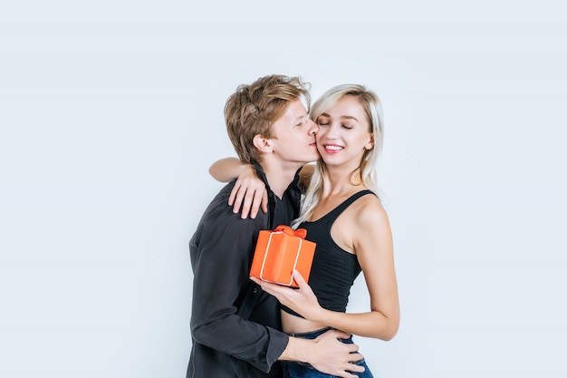 Retrato de feliz pareja joven amor juntos sorpresa con caja de regalo