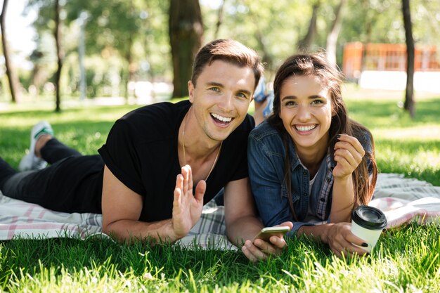 Retrato de la feliz pareja joven tomando café