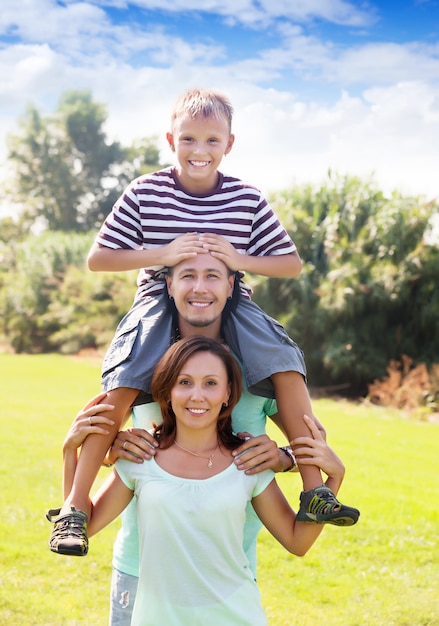 Retrato de la feliz pareja junto con el adolescente