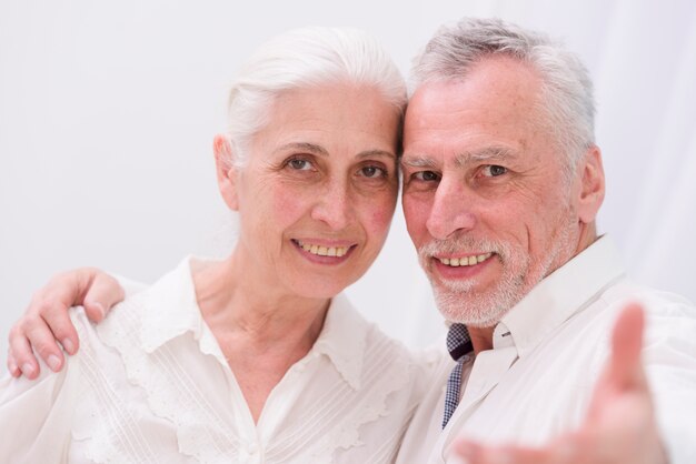 Retrato de una feliz pareja senior amorosa mirando a cámara