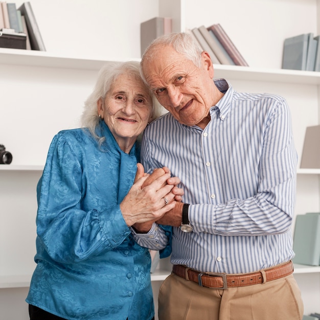 Foto gratuita retrato de la feliz pareja senior juntos